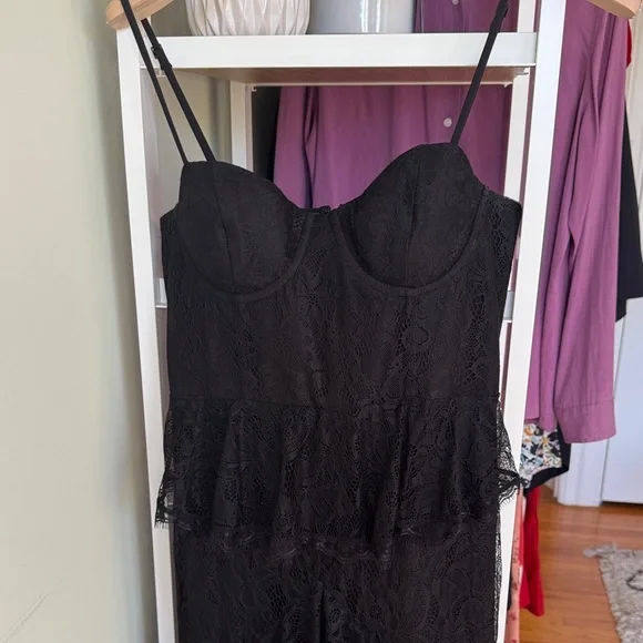 Elegant Black Lace Dress - Picture 5 of 10